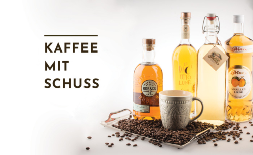 Text: Kaffee mit Schuss, Bild von Schnapsflaschen, Kaffeetasse, Kaffeebohnen