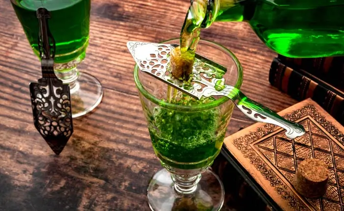 Wie trinkt man Absinth richtig? Rituale mit der grünen Fee