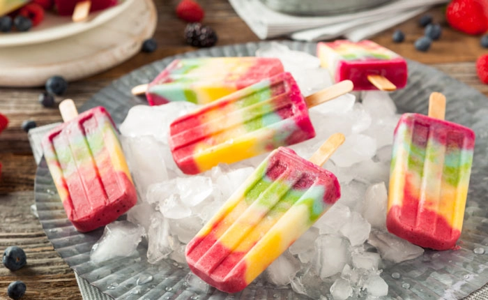 Wassereis mit Alkohol – fruchtige Cocktails zum Schlecken!