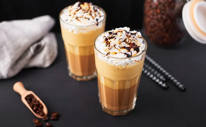 zwei Gläser, Kaffee mit Eierlikör und Sahnehaube