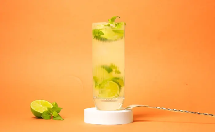 Mojito Cocktail mit Limetten und Minze