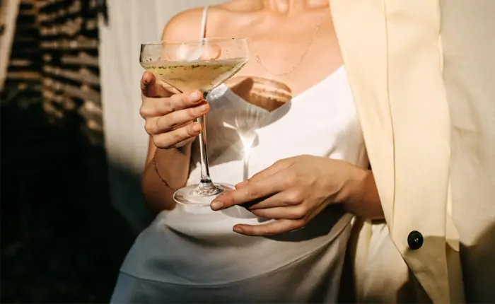 Elegante Dame mit Champagnerkelch
