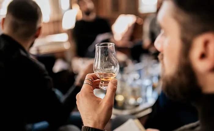 Wie trinkt man Whisky richtig?