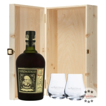 Geschenkset Botucal Reserva Exclusiva Rum (40 % Vol. / 0,7 l) mit zwei Nosing-Gläsern in Holzschatulle