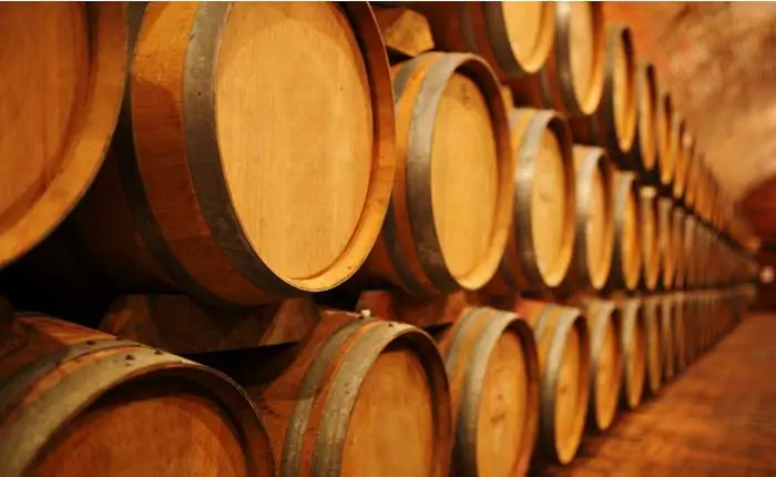 Durch die Lagerung im Holzfass wird Tequila braun Durch die Lagerung im Holzfass wird Tequila braun