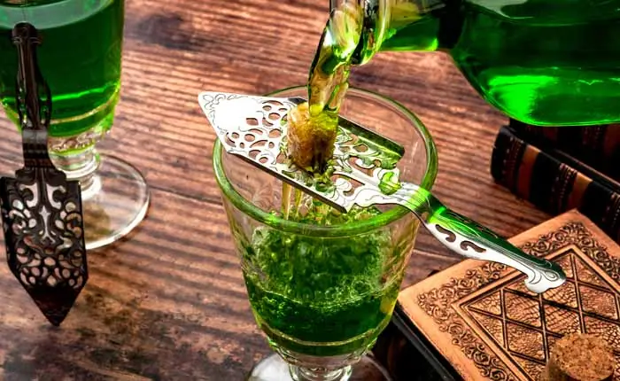 Absinth enthält ebenfalls das Wermutkraut Artemisia Absinthium Absinth enthält ebenfalls das Wermutkraut Artemisia Absinthium