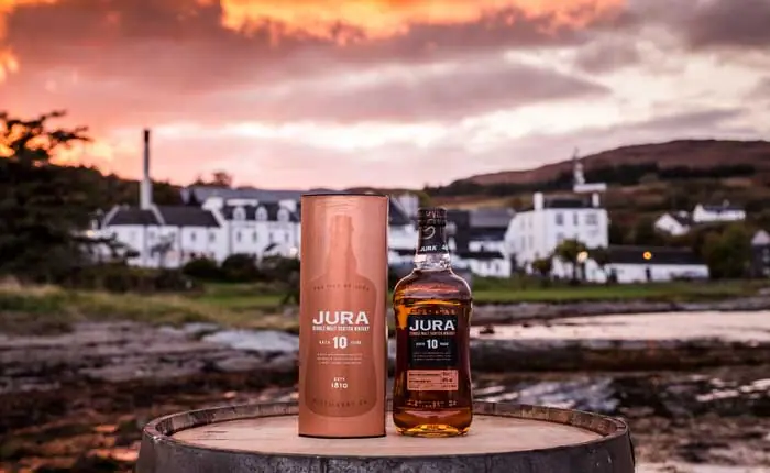 Jura 10 Jahre Whisky überzeugt mit einem vollmundigen und ausgeglichenen Geschmack Jura 10 Jahre Whisky überzeugt mit einem vollmundigen und ausgeglichenen Geschmack