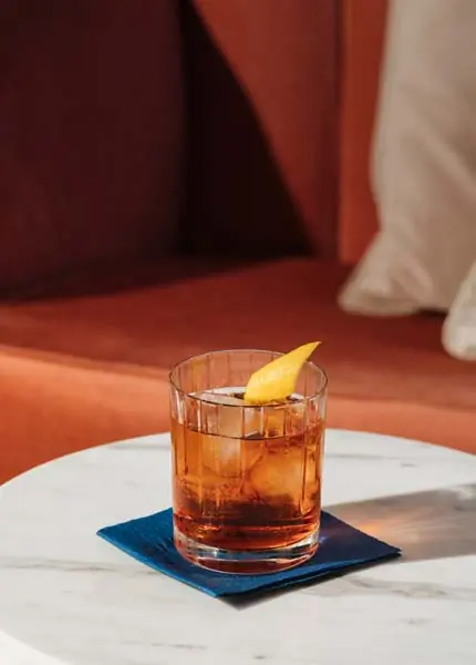 Negroni Cocktail, ein klassischer Cocktail mit Vermouth Negroni Cocktail, ein klassischer Cocktail mit Vermouth