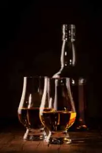 Peated Whisky Tasting Online - jetzt ihr Whisky-Tasting f&uuml;r zu Hause buchen!